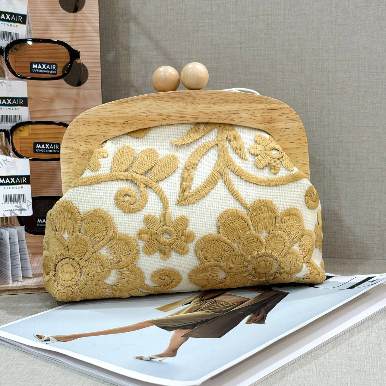 Pochette "Natura in Fiore" – Borsa a Mano con Telaio in Legno e Ricami Boho-Chic