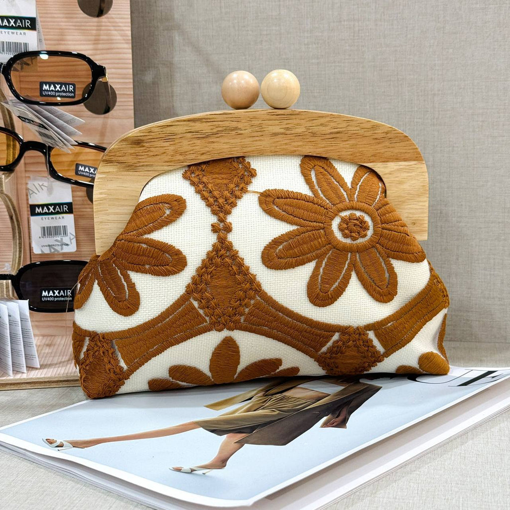 Pochette "Natura in Fiore" – Borsa a Mano con Telaio in Legno e Ricami Boho-Chic