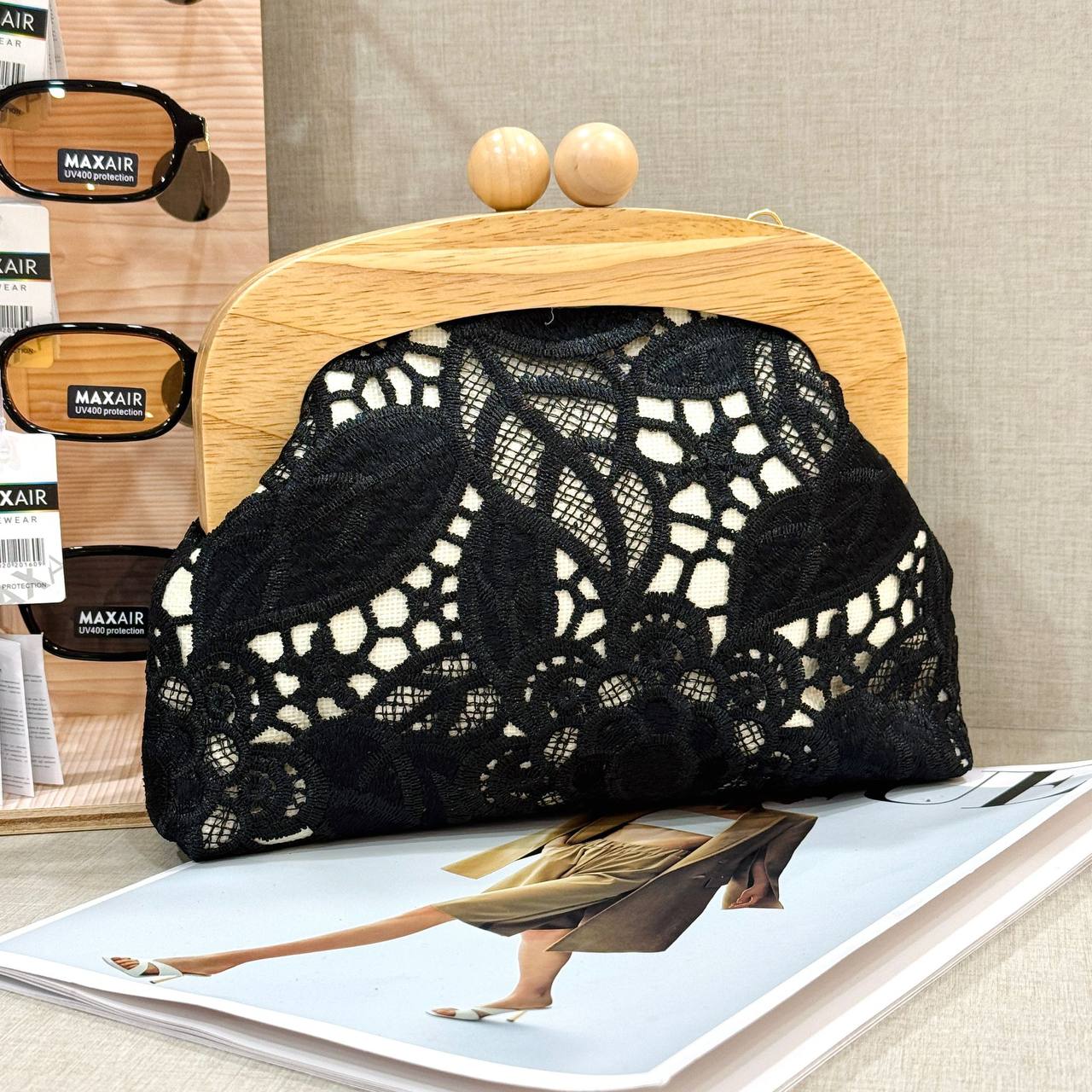 Pochette "Natura in Fiore" – Borsa a Mano con Telaio in Legno e Ricami Boho-Chic